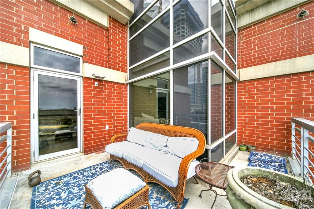 435 South Tryon Street, Unit 706 Charlotte, NC 28202 - Photo 38 of 40 a backyard of a house with outdoor seating