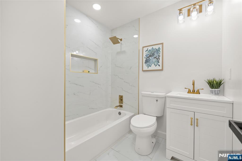 100 Pier Lane Fairfield, NJ 07004 - Photo 13 of 25