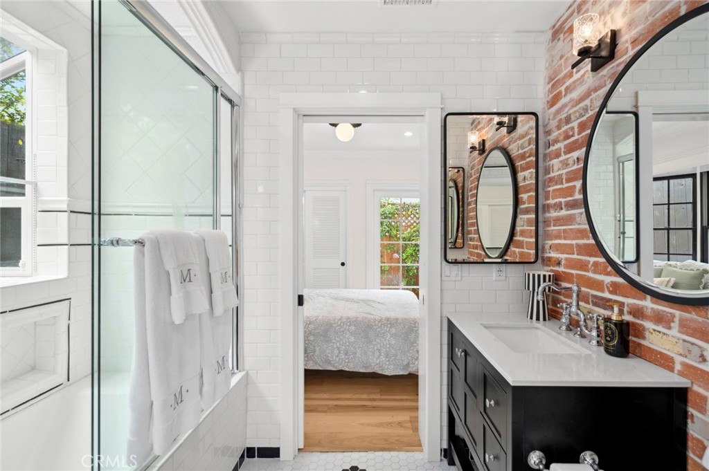 615 Seaview Street Laguna Beach, CA 92651 - Photo 23 of 33 Two bedrooms on the main level, connected by a Jack & Jill bathroom, provide effortless single-level living.