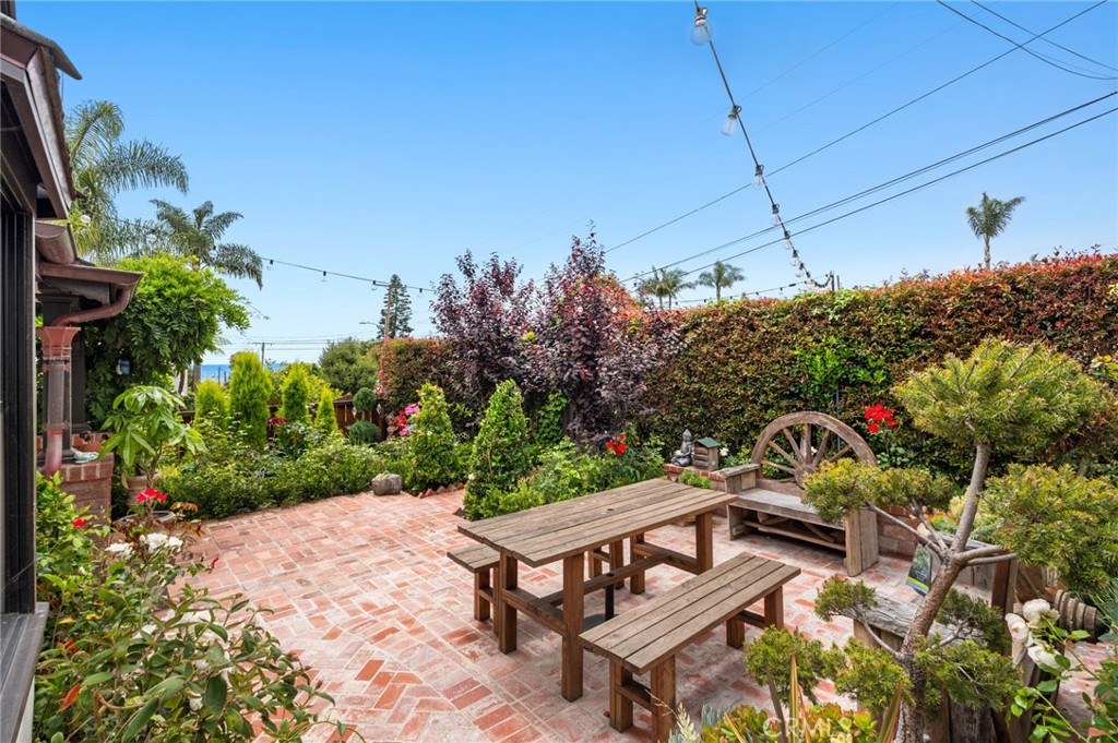615 Seaview Street Laguna Beach, CA 92651 - Photo 5 of 33 An inviting front yard with colorful landscaping sets the stage for spontaneous gatherings with friends and neighbors.