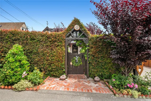a view of a pathway in front of house