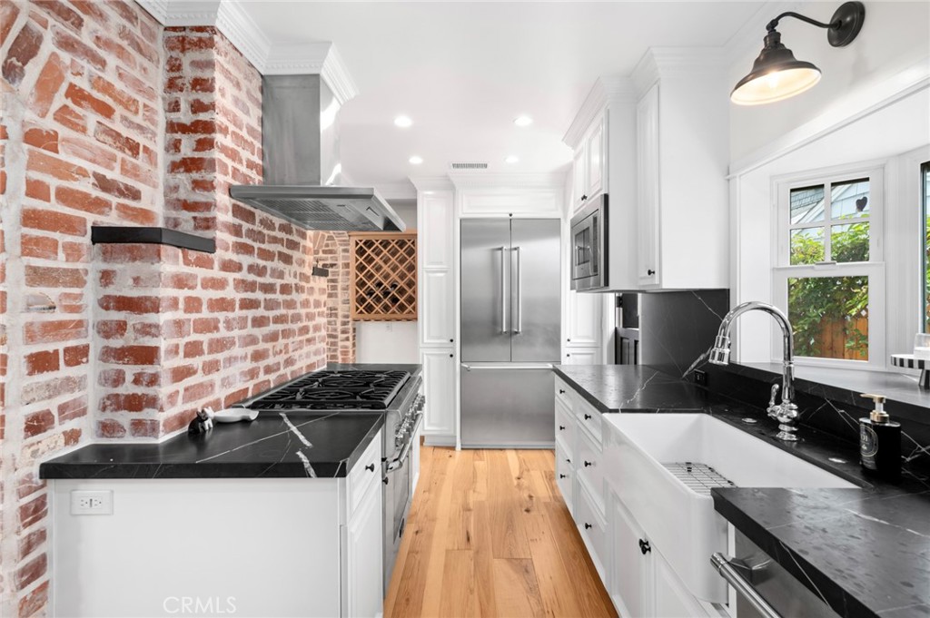 615 Seaview Street Laguna Beach, CA 92651 - Photo 10 of 33 The thoughtfully designed chef’s kitchen showcases rich soapstone countertops, a charming bay window, exposed beamed ceilings, and top-tier appliances, including a suite of Thermador appliances.
