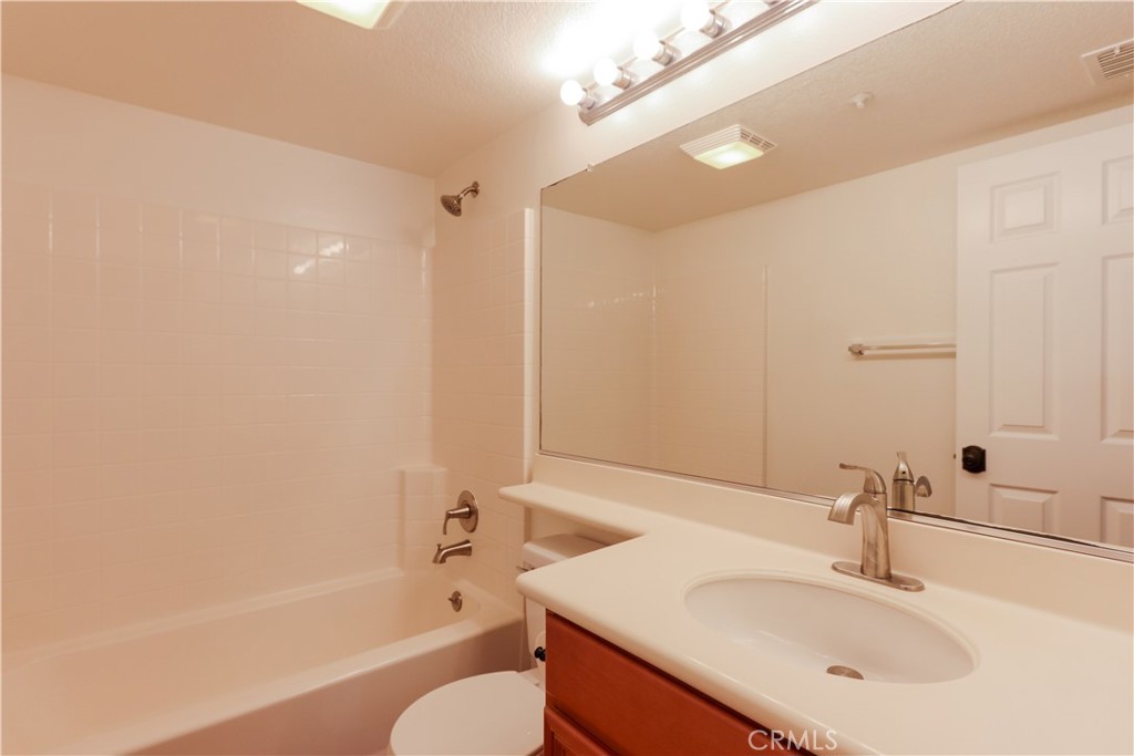 32 Garrison Loop Ladera Ranch, CA 92694 - Photo 12 of 31 Full guest bathroom