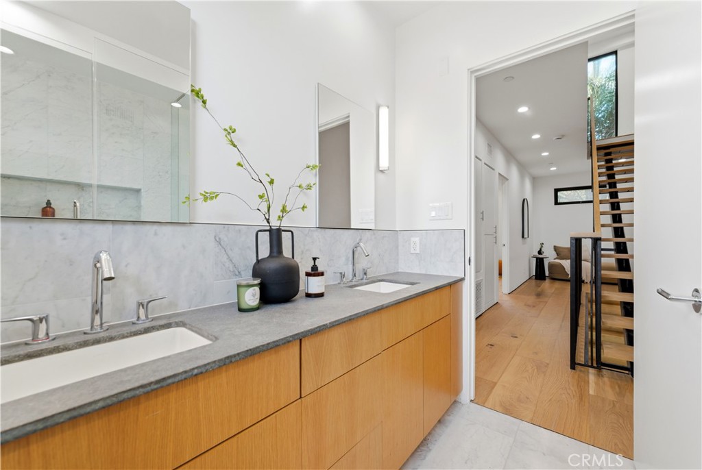 11702 Charnock Road Los Angeles, CA 90066 - Photo 12 of 20 Gallery Image 12