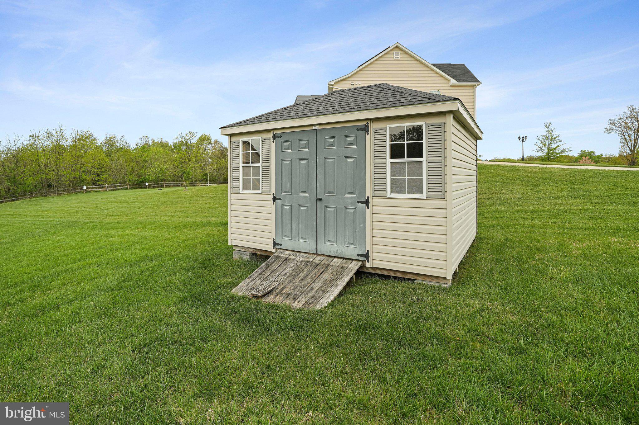 9309 Mount Vernon Way Fort Washington, MD 20744 - Photo 22 of 24 a front view of a house with a garden