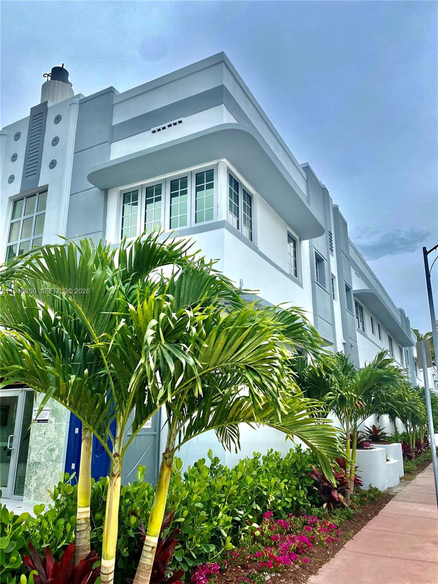 1201 Pennsylvania Avenue, Unit 204 Miami Beach, FL 33139 - Photo 5 of 8 a view of a house with potted plants
