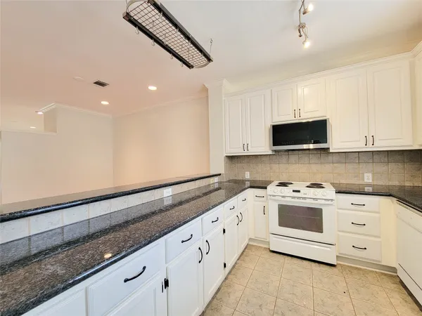 $2,500 | 3010 La Branch Street, Houston, TX 77004