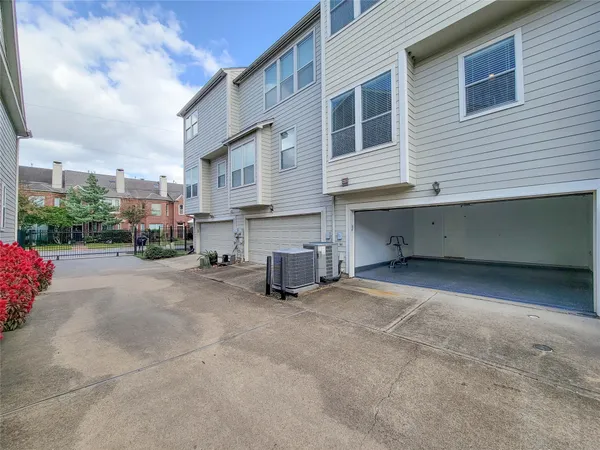 $2,500 | 3010 La Branch Street, Houston, TX 77004