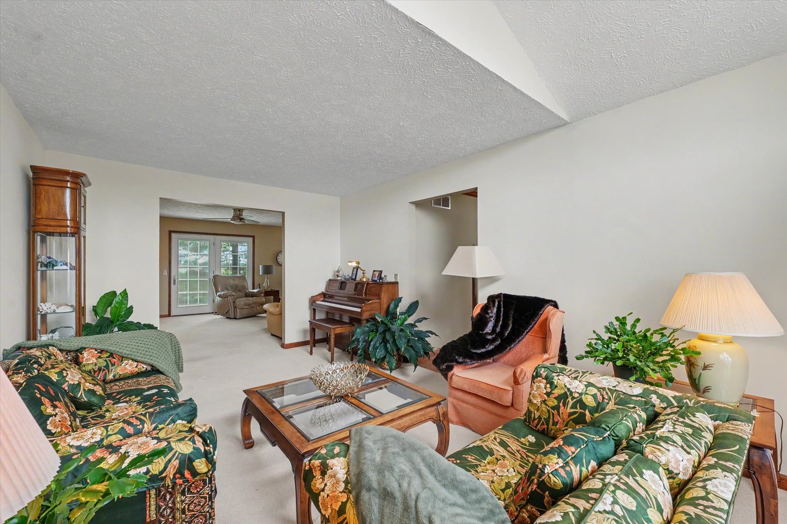4409 Copper Ridge Road Champaign, IL 61822 - Photo 8 of 40 a living room with furniture and a lamp