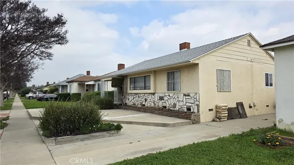 a view of a house with yard and sitting area