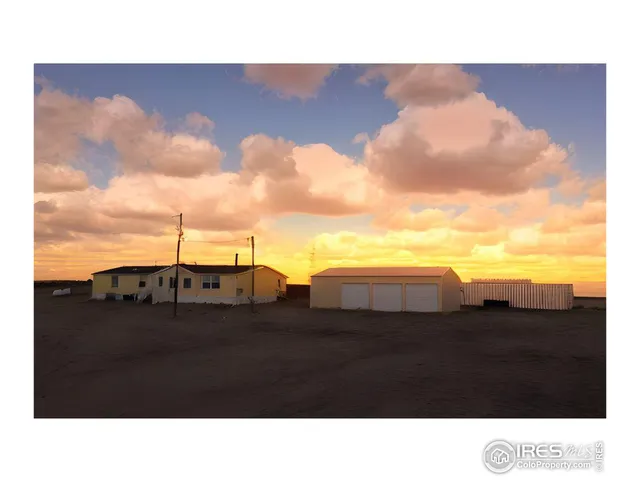a black and white photo of a building