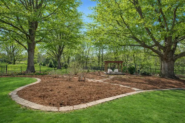 $898,000 | 219 Parkview Drive, Bloomington, IL 61701