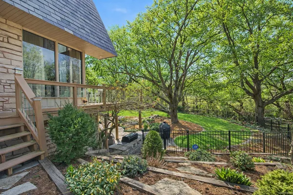 $898,000 | 219 Parkview Drive, Bloomington, IL 61701