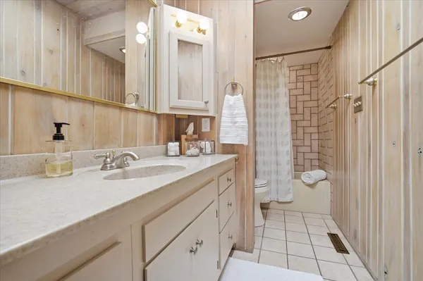 $898,000 | 219 Parkview Drive, Bloomington, IL 61701