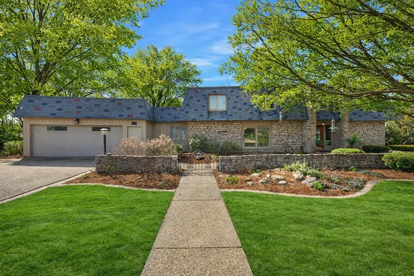 $898,000 | 219 Parkview Drive, Bloomington, IL 61701