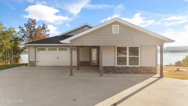 a view of a lake in middle of a city