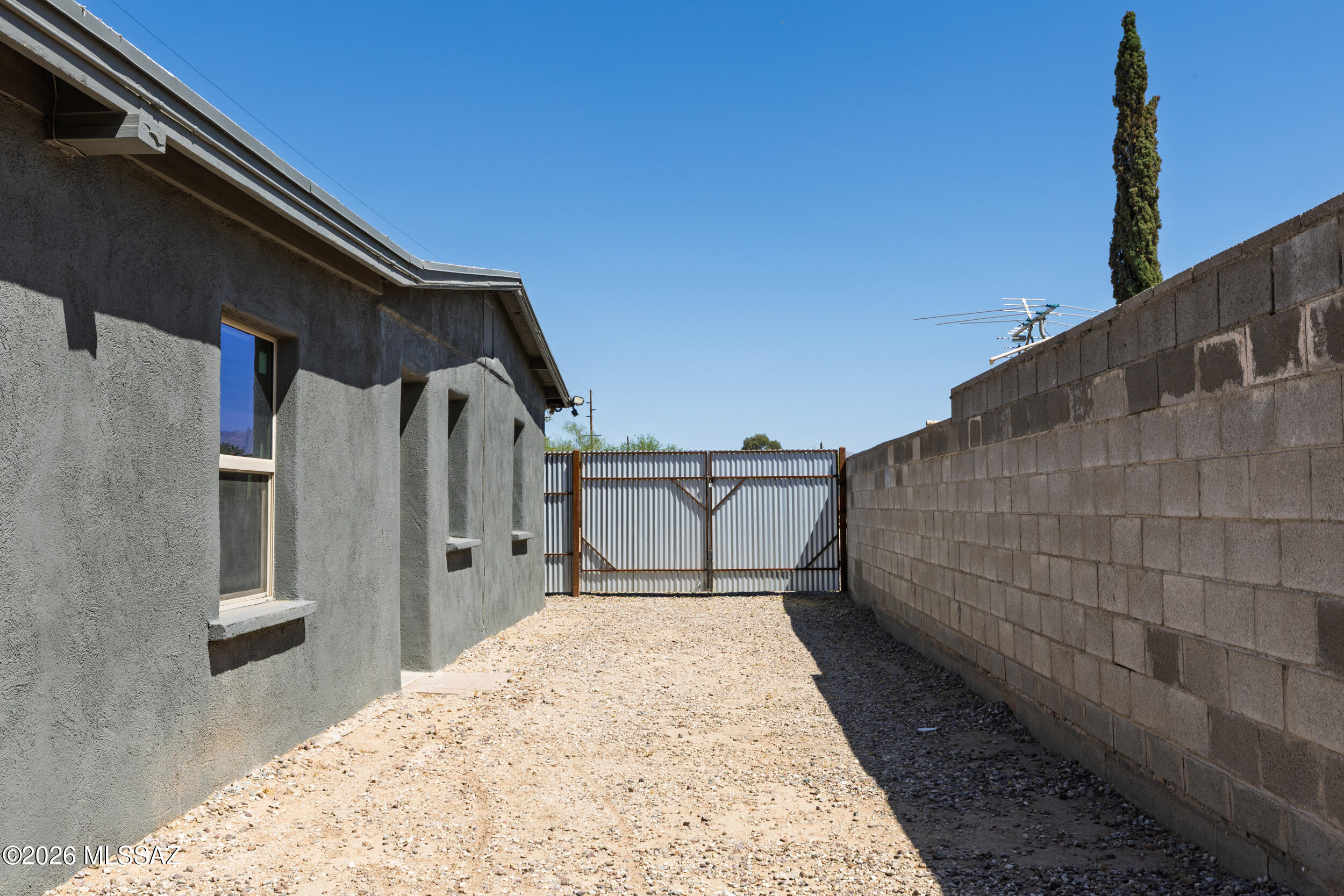 802 East Silverlake Road Tucson, AZ 85713 - Photo 3 of 46