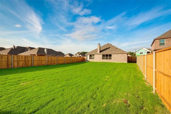 a view of a back yard