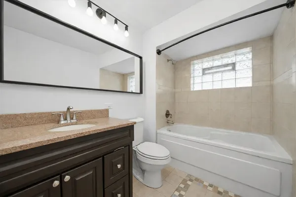 $4,250 | 4407 Howard Avenue, Unit 2, Western Springs, IL 60558
