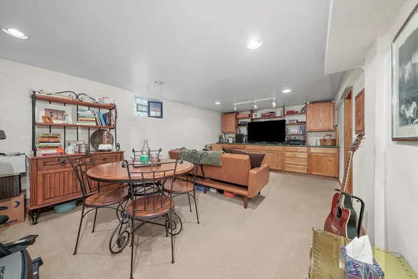 $4,250 | 4407 Howard Avenue, Unit 2, Western Springs, IL 60558