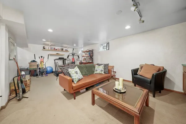 $4,250 | 4407 Howard Avenue, Unit 2, Western Springs, IL 60558