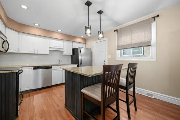 $4,250 | 4407 Howard Avenue, Unit 2, Western Springs, IL 60558