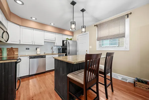 $4,250 | 4407 Howard Avenue, Unit 2, Western Springs, IL 60558