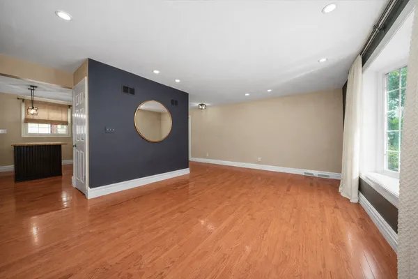 $4,250 | 4407 Howard Avenue, Unit 2, Western Springs, IL 60558