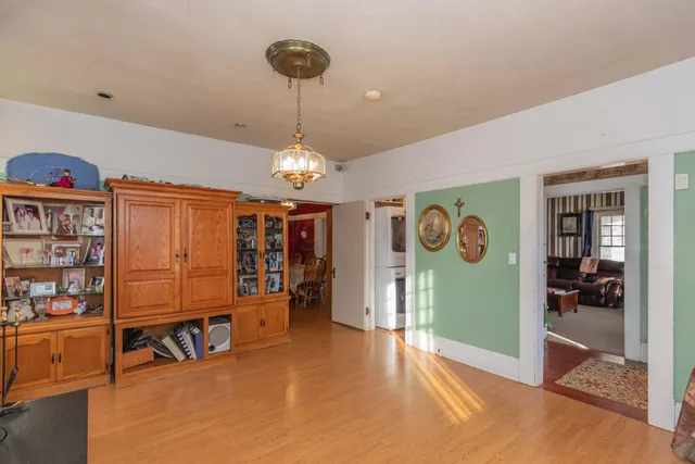 a view of an entryway with a livingroom