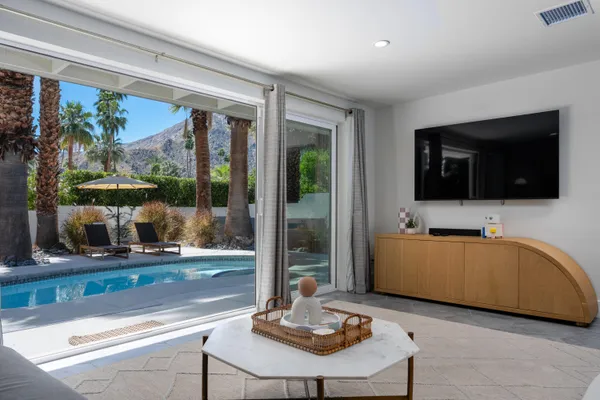 $2,295,000 | 353 West VÃa Sol, Palm Springs, CA 92262