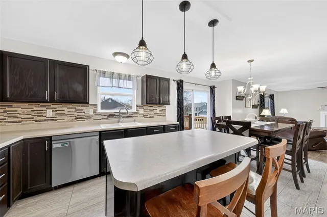 $385,000 | 401 Valley Oaks Drive, Wentzville, MO 63385