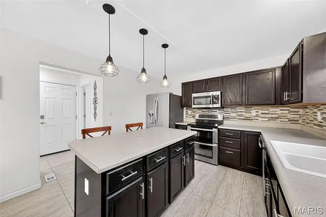 $385,000 | 401 Valley Oaks Drive, Wentzville, MO 63385