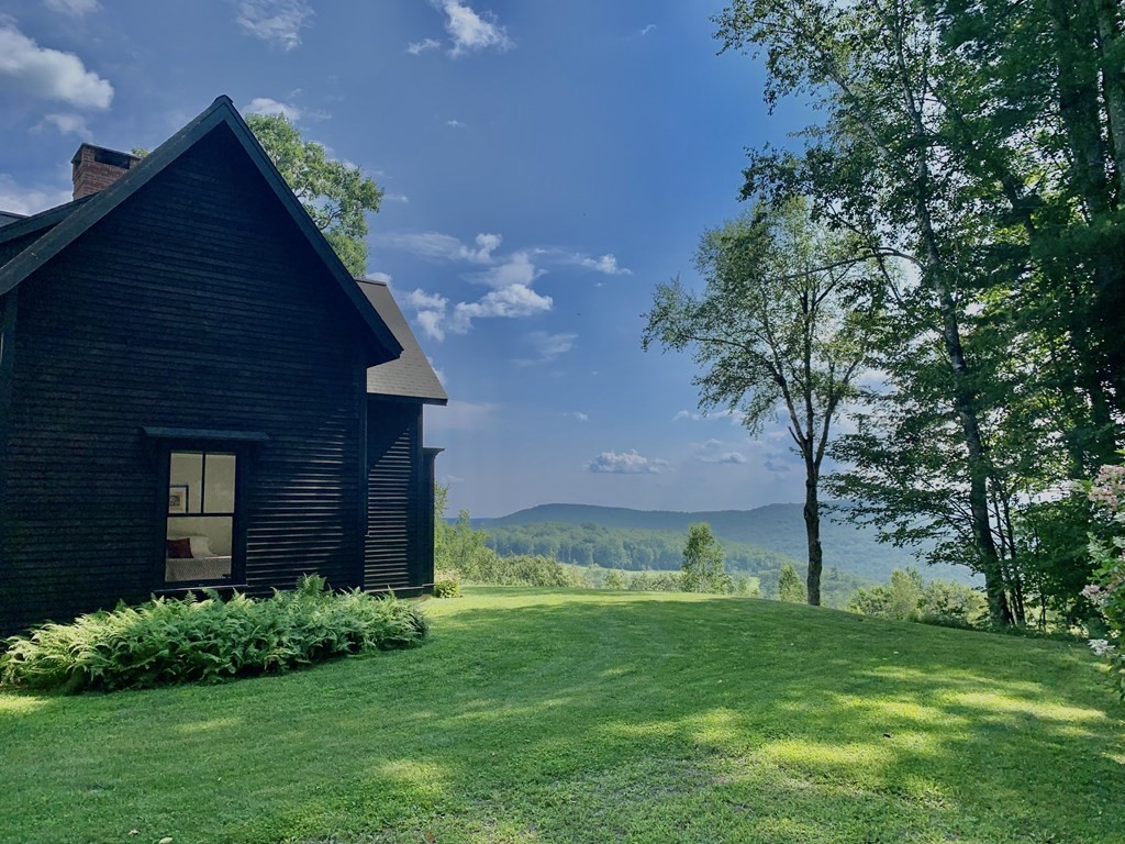 a view of a back yard