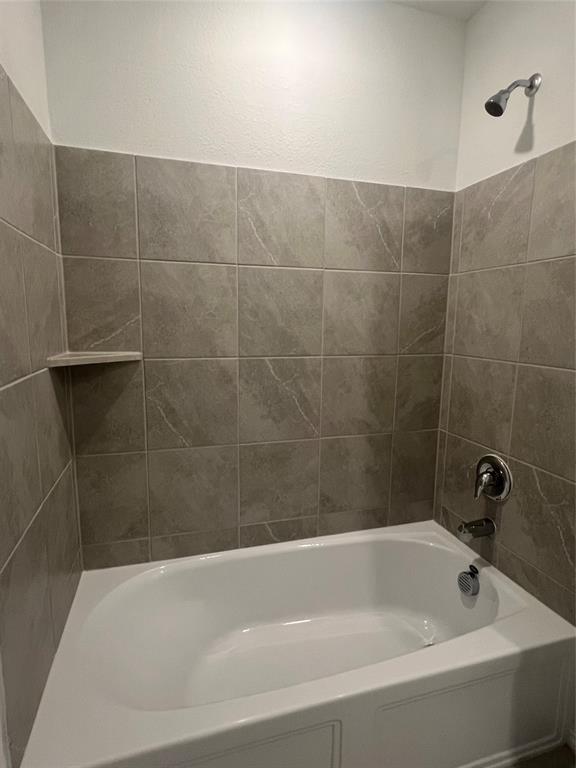 427 Ashbrook Way Princeton, TX 75407 - Photo 7 of 25 a bathroom with a bathtub