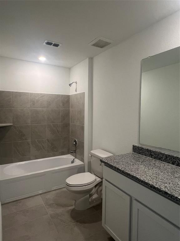 427 Ashbrook Way Princeton, TX 75407 - Photo 10 of 25 a bathroom with a granite countertop toilet a sink and bathtub