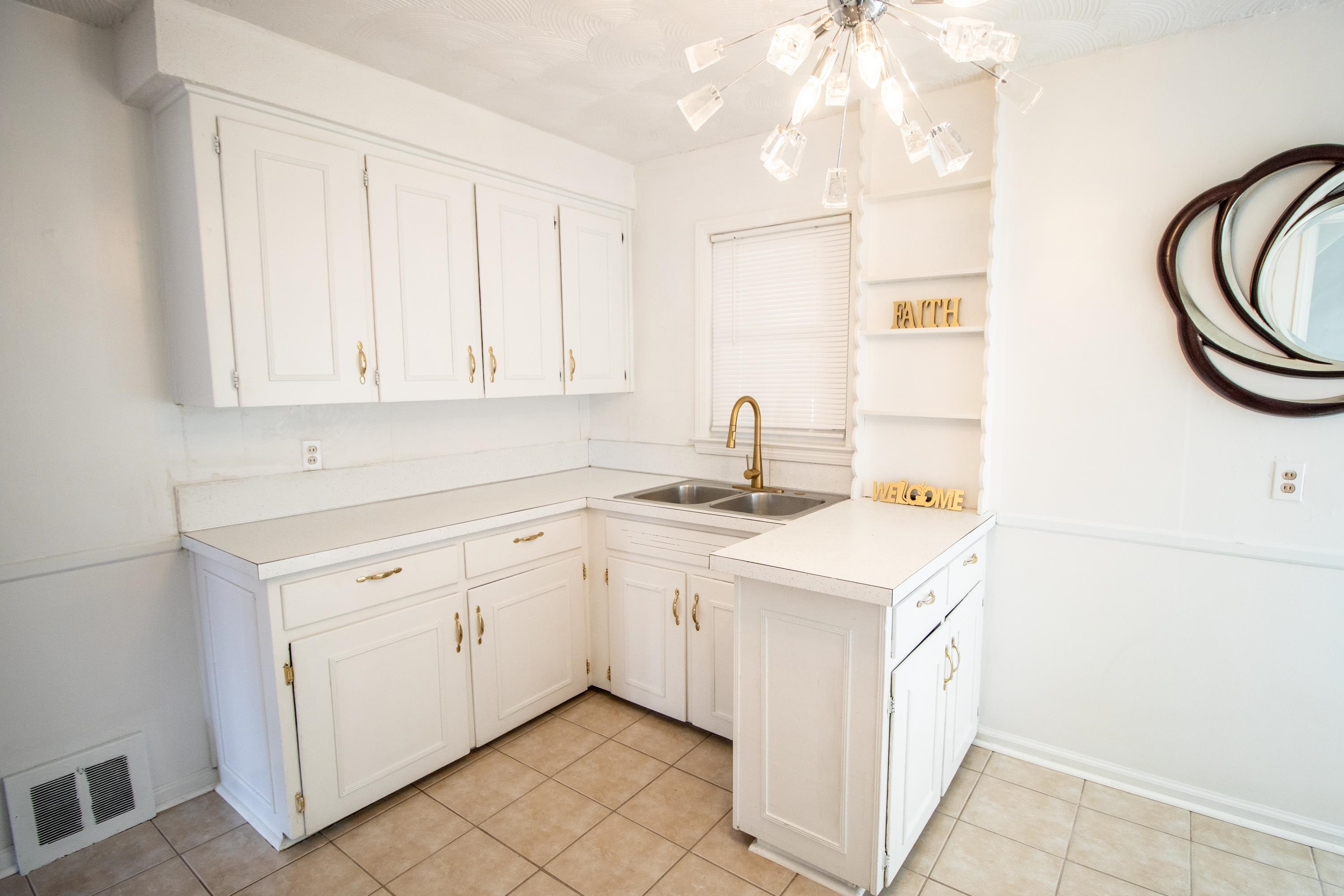 406 West Ridgeway Avenue Flint, MI 48505 - Photo 6 of 37 50133180-92112491-7be8-4f3f-a39f-7b9536ccc4ef.JPG