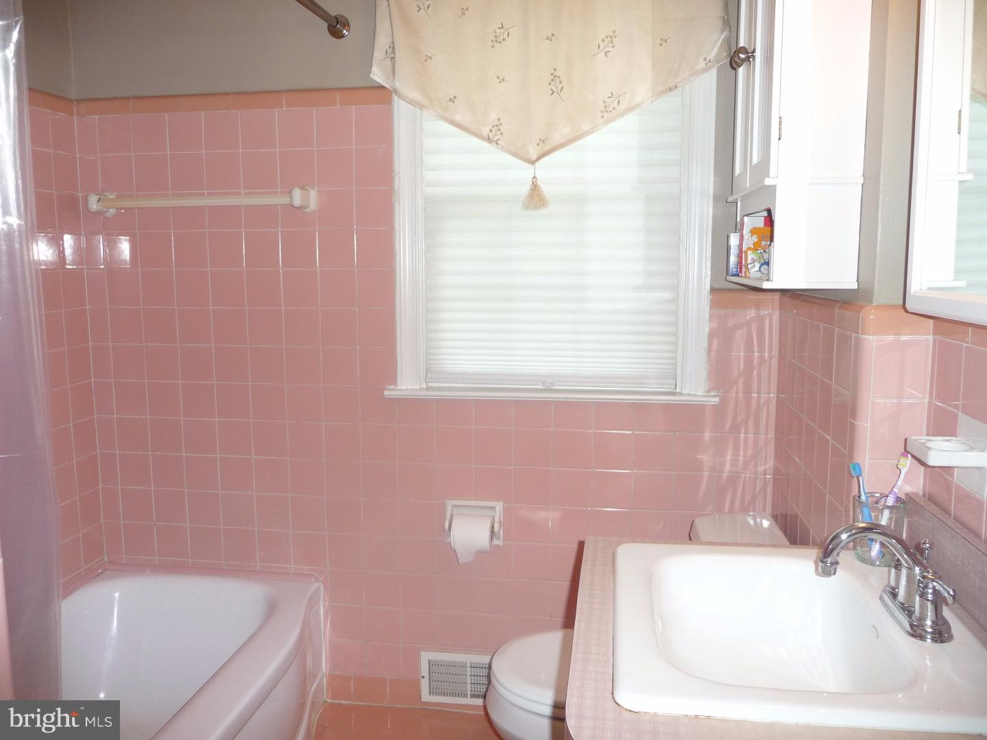 11 Locust Road Morton, PA 19070 - Photo 11 of 16 Bathroom