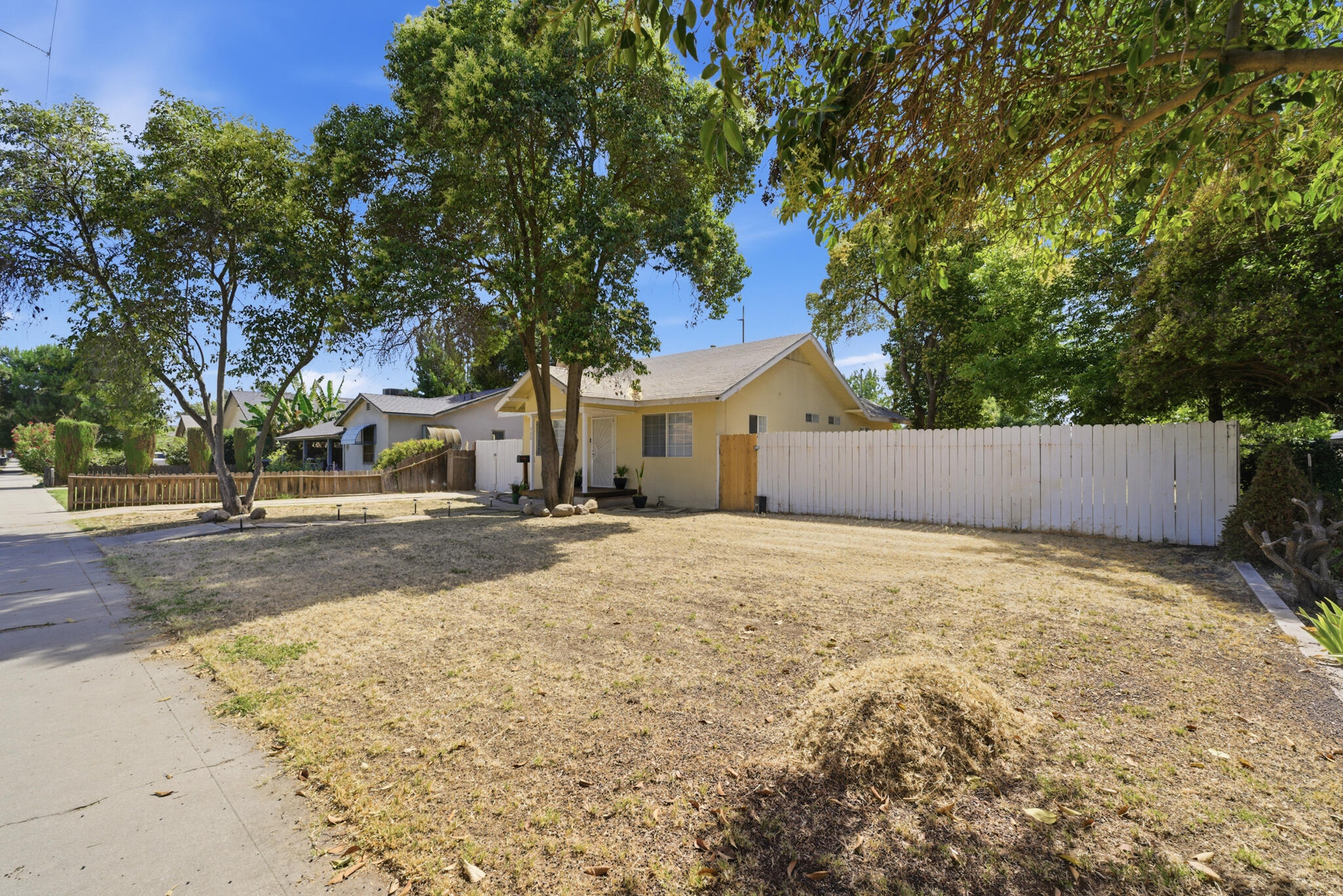723 South Locust Street Visalia, CA 93277 - Photo 3 of 27