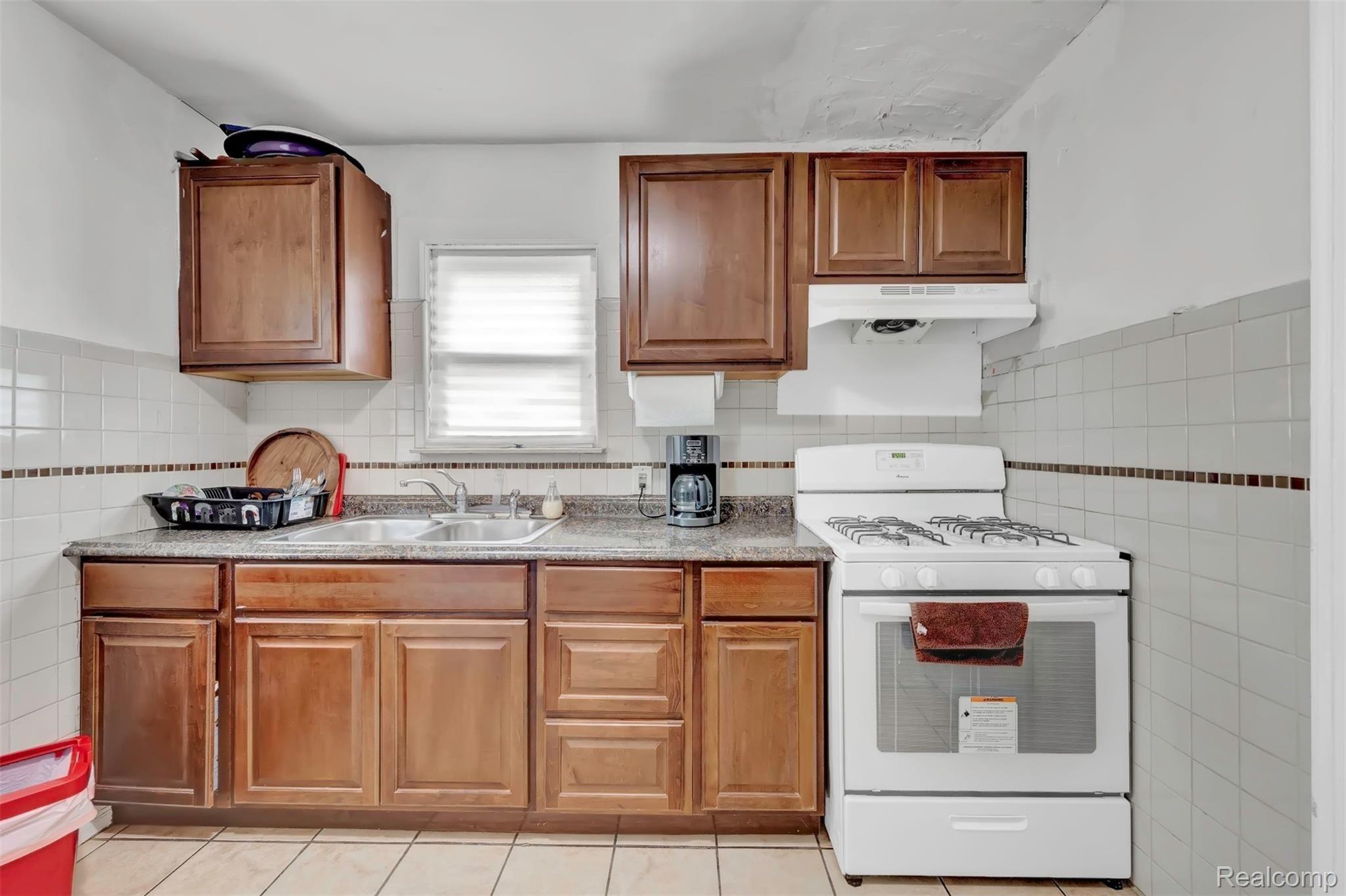 7643 Maple Street Dearborn, MI 48126 - Photo 12 of 22 12.jpg