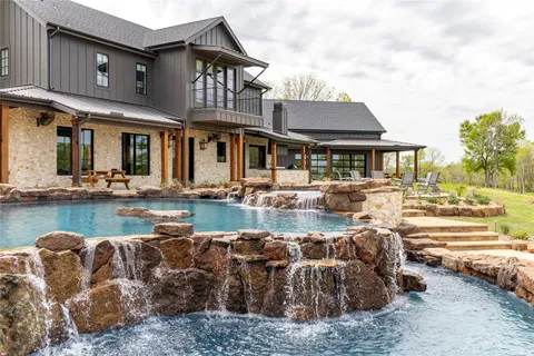 $1,398,880 | 5925 Old Three Hundred Drive, Washington, TX 77880