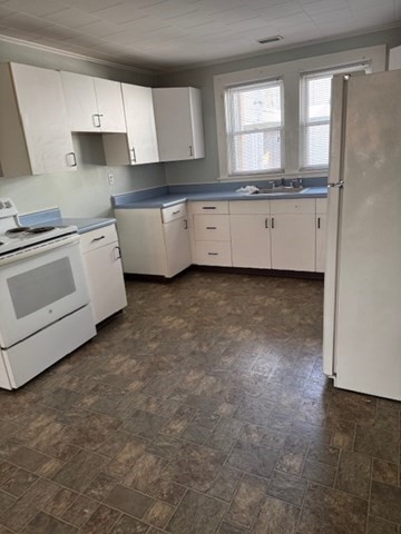 89 Mammoth Road Lowell, MA 01854 - Photo 7 of 32