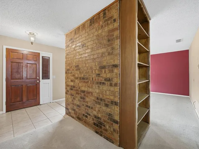 a view of entryway with bathroom