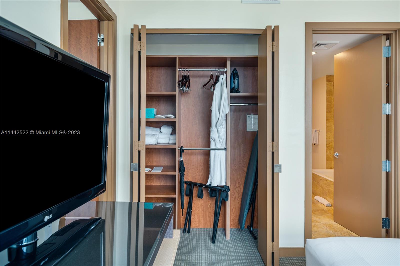 1395 Brickell Avenue, Unit 3205 Miami, FL 33131 - Photo 12 of 18 a view of a hallway with a living room