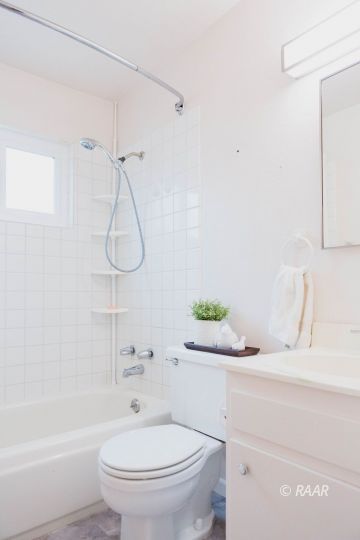 534 South Erin Street Ridgecrest, CA 93555 - Photo 24 of 29 a bathroom with a granite countertop toilet a sink and a bathtub