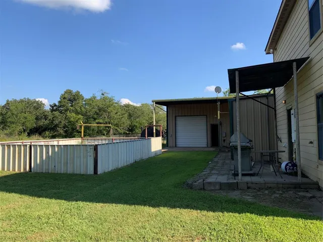 a view of a house with backyard and garden