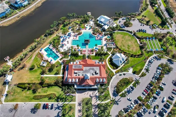 view of a multi story residential apartment building