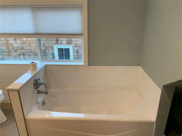 $4,100 | 33 Dennison Street, Unit 2, Newport, RI 02840