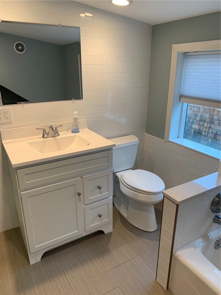 33 Dennison Street, Unit 2 Newport, RI 02840 - Photo 14 of 23