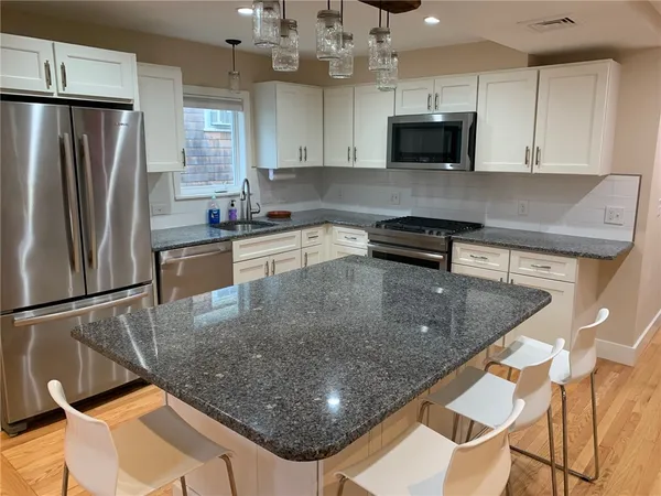$4,100 | 33 Dennison Street, Unit 2, Newport, RI 02840