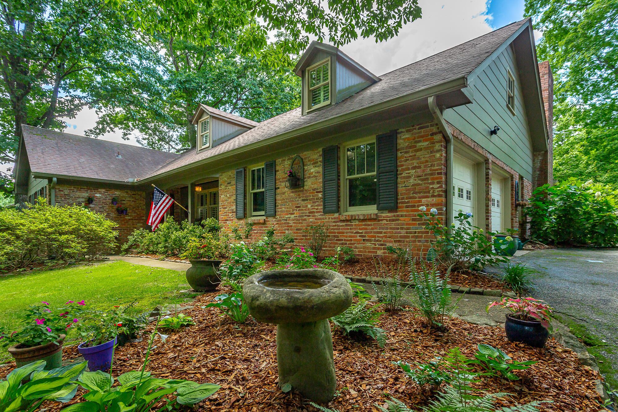 937 Ravine Road Signal Mountain, TN 37377 - Photo 3 of 44 Landscaped Front